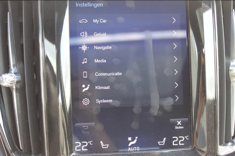 Volvo XC60 T5 AWD 250pk Automaat Momentum Navigatie / Panoramisch schuif-kanteldak / Apple Carplay / Semi elektrisch wegklapbare trekhaak / Lederen bekleding / Cruise Control