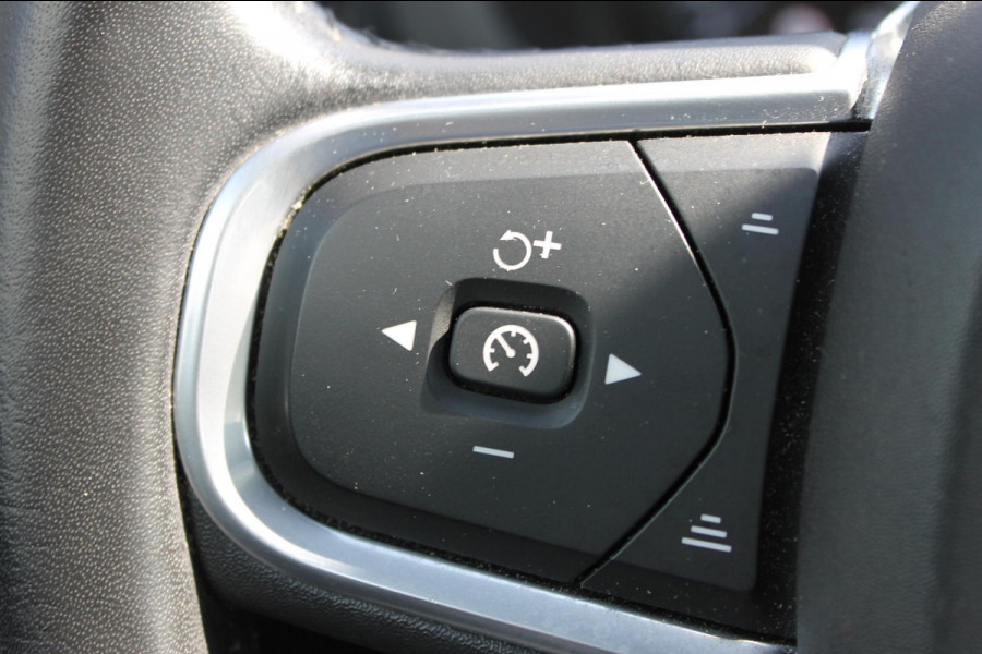 Volvo XC60 T5 AWD 250pk Automaat Momentum Navigatie / Panoramisch schuif-kanteldak / Apple Carplay / Semi elektrisch wegklapbare trekhaak / Lederen bekleding / Cruise Control