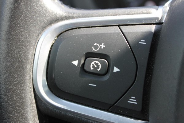 Volvo XC60 T5 AWD 250pk Automaat Momentum Navigatie / Panoramisch schuif-kanteldak / Apple Carplay / Semi elektrisch wegklapbare trekhaak / Lederen bekleding / Cruise Control
