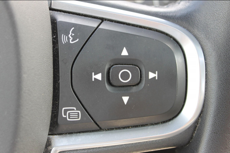 Volvo XC60 T5 AWD 250pk Automaat Momentum Navigatie / Panoramisch schuif-kanteldak / Apple Carplay / Semi elektrisch wegklapbare trekhaak / Lederen bekleding / Cruise Control