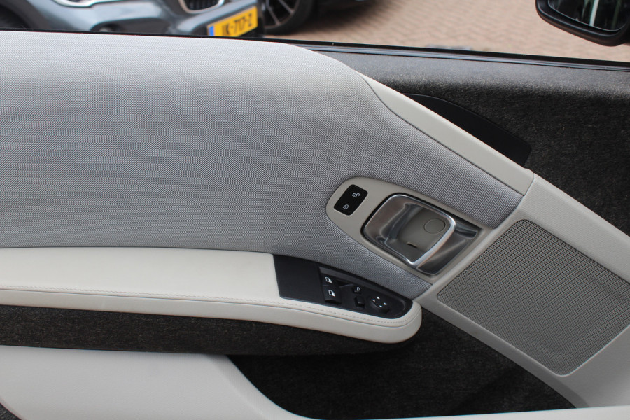 BMW i3 S iPerformance 94Ah 33 kWh / SoH 89.6% / Full option! / Panoramadak / Camera / Keyless / 20'' / Warmtepomp / Harman Kardon / Apple CarPlay / DAB / Getint glas / Stoelverwarming / ACC