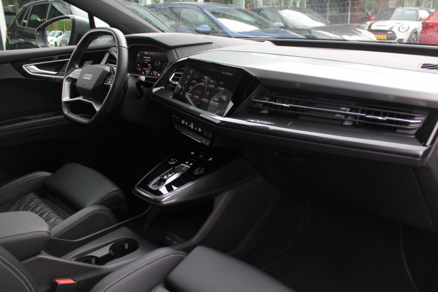 Audi Q4 e-tron 40 Launch edition S Competition 77 kWh / SoH 93.7% / Full option! / Panoramadak / Camera / RS Stoelen / Head-up / 21'' / B&O / Matrix LED / Dodehoek / Keyless / Navigatie / Stoelverwarming / DAB / ACC
