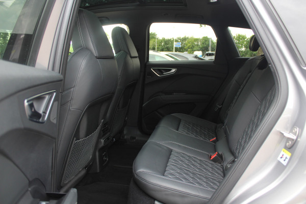 Audi Q4 e-tron 40 Launch edition S Competition 77 kWh / SoH 93.7% / Full option! / Panoramadak / Camera / RS Stoelen / Head-up / 21'' / B&O / Matrix LED / Dodehoek / Keyless / Navigatie / Stoelverwarming / DAB / ACC
