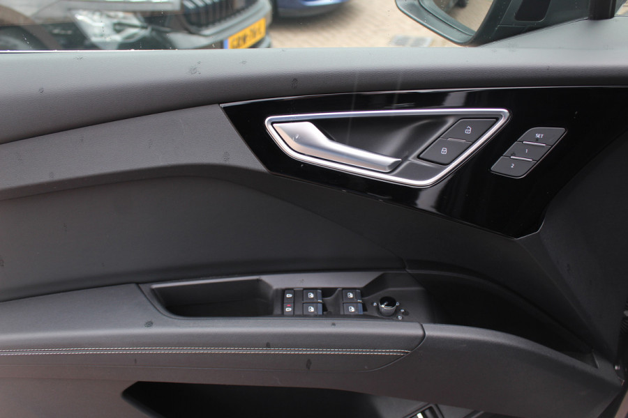 Audi Q4 e-tron 40 Launch edition S Competition 77 kWh / SoH 93.7% / Full option! / Panoramadak / Camera / RS Stoelen / Head-up / 21'' / B&O / Matrix LED / Dodehoek / Keyless / Navigatie / Stoelverwarming / DAB / ACC
