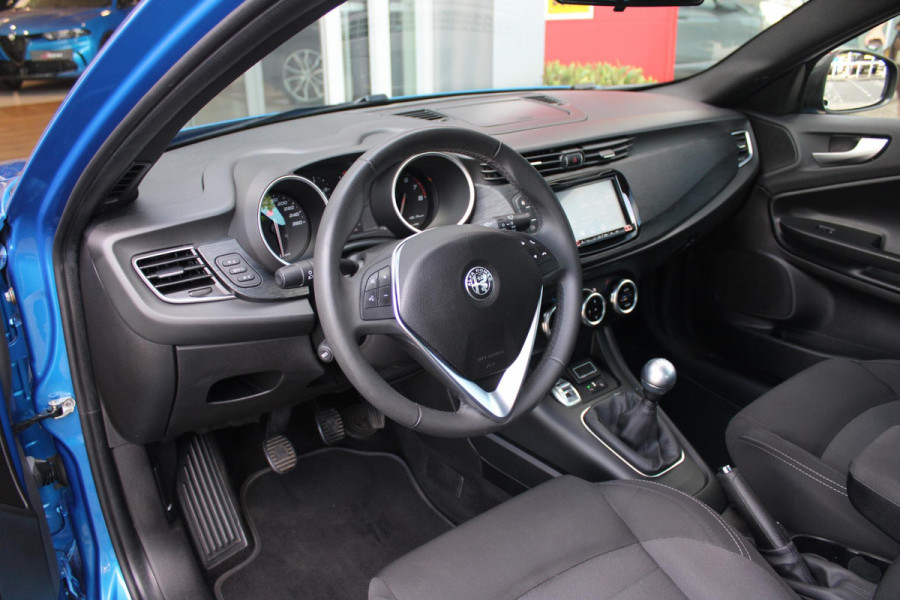 Alfa Romeo Giulietta 1.4 Turbo 120PK SPORT | ACHTERUITRIJ CAMERA | DAB+ RADIO | PARKEERSENSOREN VOOR EN ACHTER | AFNEEMBARE TREKHAAK | CRUISE CONTROL | CLIMATE CONTROL | SUPER NETTE AUTO! |