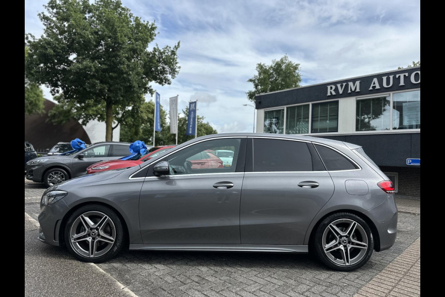 Mercedes-Benz B-Klasse 180 Business Solution AMG ORIGINEEL NL AUTO MET NAP | ELEKTRISCHE ACHTERKLEP | STOELVERWARMING | TREKHAAK | CAMERA | UNIEKE KM-STAND | RIJKLAAR GELEVERD MET 12 MND BOVAG GARANTIE TIE