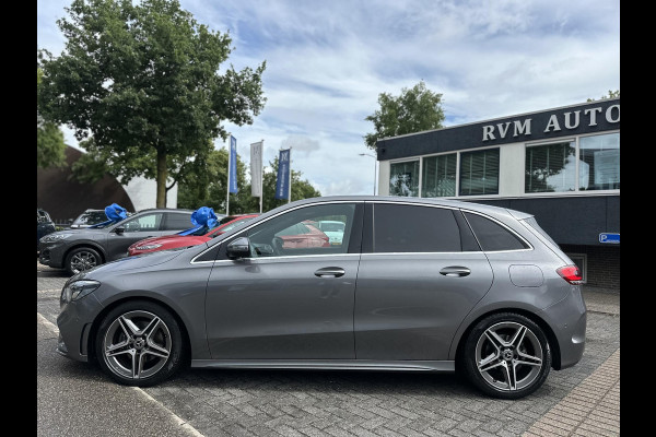 Mercedes-Benz B-Klasse 180 Business Solution AMG ORIGINEEL NL AUTO MET NAP | ELEKTRISCHE ACHTERKLEP | STOELVERWARMING | TREKHAAK | CAMERA | UNIEKE KM-STAND | RIJKLAAR GELEVERD MET 12 MND BOVAG GARANTIE TIE