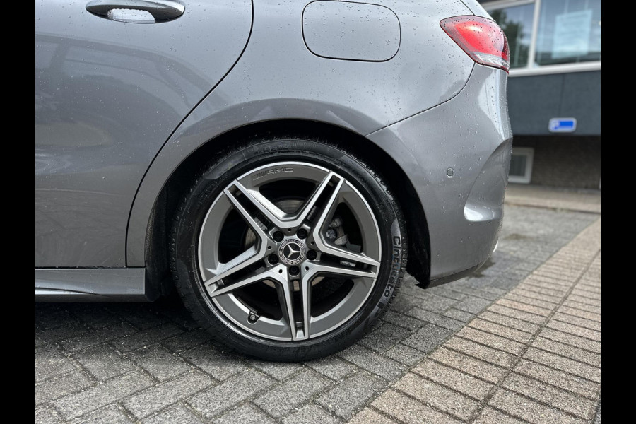 Mercedes-Benz B-Klasse 180 Business Solution AMG ORIGINEEL NL AUTO MET NAP | ELEKTRISCHE ACHTERKLEP | STOELVERWARMING | TREKHAAK | CAMERA | UNIEKE KM-STAND | RIJKLAAR GELEVERD MET 12 MND BOVAG GARANTIE TIE