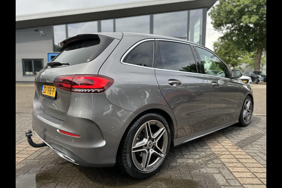 Mercedes-Benz B-Klasse 180 Business Solution AMG ORIGINEEL NL AUTO MET NAP | ELEKTRISCHE ACHTERKLEP | STOELVERWARMING | TREKHAAK | CAMERA | UNIEKE KM-STAND | RIJKLAAR GELEVERD MET 12 MND BOVAG GARANTIE TIE