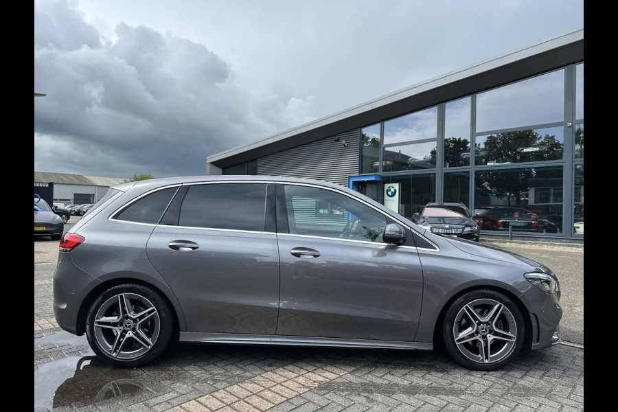 Mercedes-Benz B-Klasse 180 Business Solution AMG ORIGINEEL NL AUTO MET NAP | ELEKTRISCHE ACHTERKLEP | STOELVERWARMING | TREKHAAK | CAMERA | UNIEKE KM-STAND | RIJKLAAR GELEVERD MET 12 MND BOVAG GARANTIE TIE