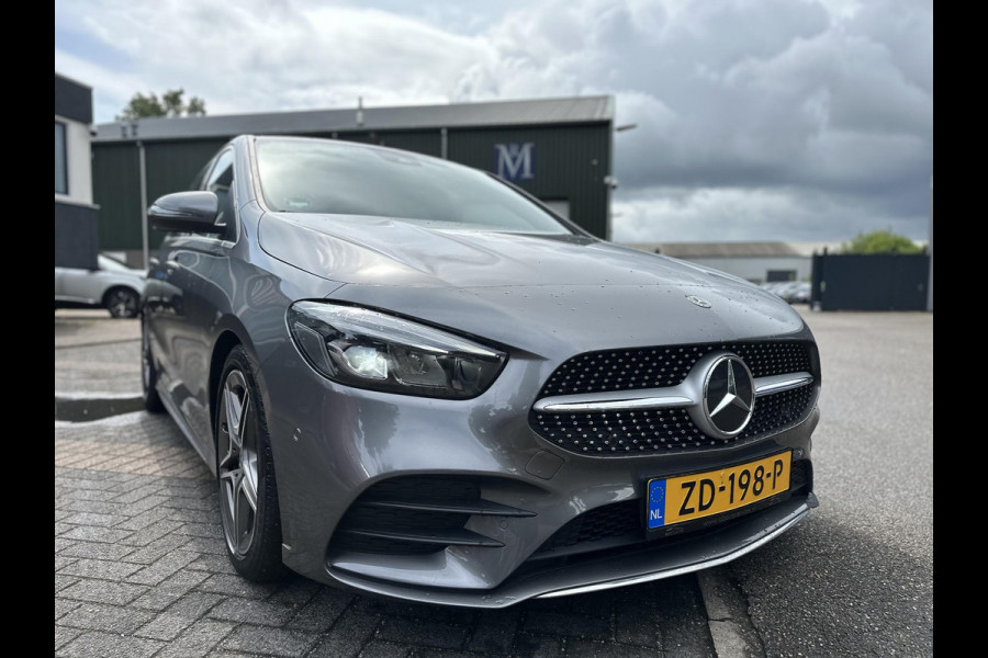 Mercedes-Benz B-Klasse 180 Business Solution AMG ORIGINEEL NL AUTO MET NAP | ELEKTRISCHE ACHTERKLEP | STOELVERWARMING | TREKHAAK | CAMERA | UNIEKE KM-STAND | RIJKLAAR GELEVERD MET 12 MND BOVAG GARANTIE TIE