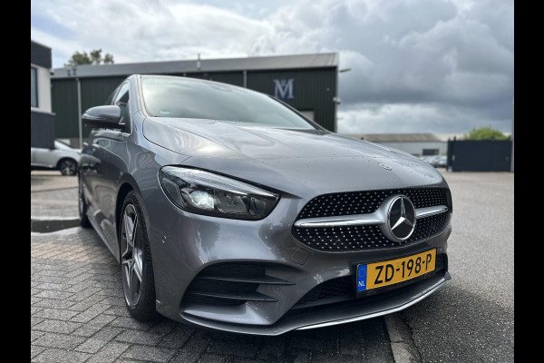 Mercedes-Benz B-Klasse 180 Business Solution AMG ORIGINEEL NL AUTO MET NAP | ELEKTRISCHE ACHTERKLEP | STOELVERWARMING | TREKHAAK | CAMERA | UNIEKE KM-STAND | RIJKLAAR GELEVERD MET 12 MND BOVAG GARANTIE TIE