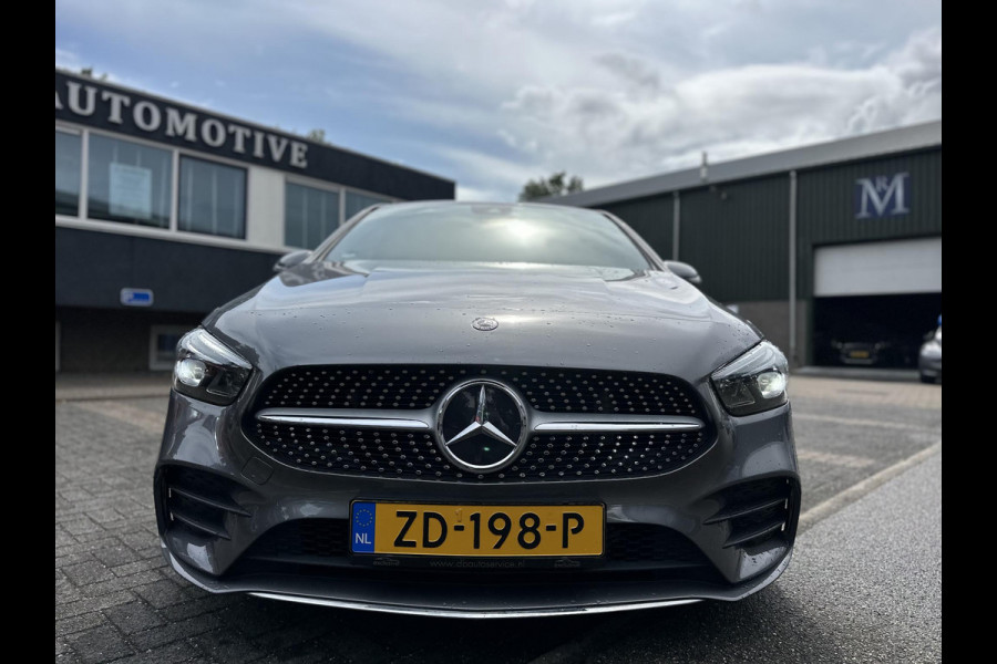 Mercedes-Benz B-Klasse 180 Business Solution AMG ORIGINEEL NL AUTO MET NAP | ELEKTRISCHE ACHTERKLEP | STOELVERWARMING | TREKHAAK | CAMERA | UNIEKE KM-STAND | RIJKLAAR GELEVERD MET 12 MND BOVAG GARANTIE TIE