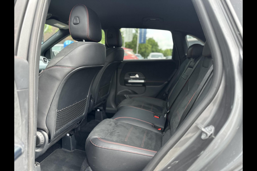 Mercedes-Benz B-Klasse 180 Business Solution AMG ORIGINEEL NL AUTO MET NAP | ELEKTRISCHE ACHTERKLEP | STOELVERWARMING | TREKHAAK | CAMERA | UNIEKE KM-STAND | RIJKLAAR GELEVERD MET 12 MND BOVAG GARANTIE TIE