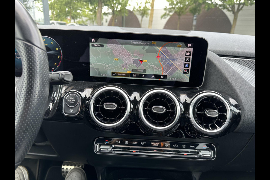 Mercedes-Benz B-Klasse 180 Business Solution AMG ORIGINEEL NL AUTO MET NAP | ELEKTRISCHE ACHTERKLEP | STOELVERWARMING | TREKHAAK | CAMERA | UNIEKE KM-STAND | RIJKLAAR GELEVERD MET 12 MND BOVAG GARANTIE TIE