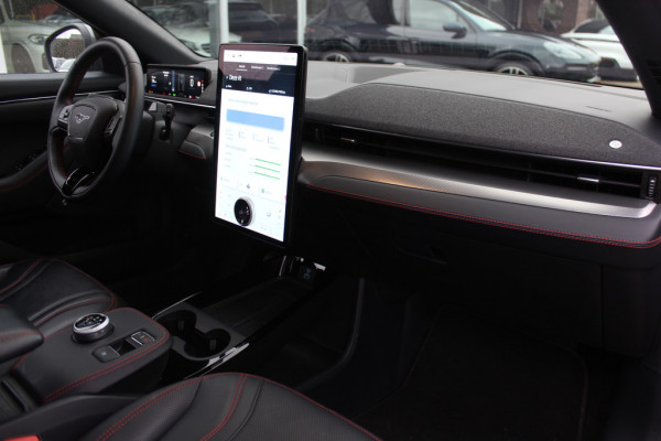 Ford Mustang Mach-E Extended First Edition AWD 98 kWh / SoH 94.1% / Glascoating / Trekhaak / Panoramadak / Camera / Leder / 19'' / B&O / Keyless / DAB / Dodehoek / ACC / Navigatie / Sfeerverlichting / Stoelverwarming