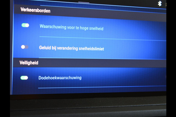 Opel Vivaro Electric L2 75 kWh | 8 jaar garantie | Surround View Pakket | Geïsoleerde comfort scheidingswand met vaste ruit | 3 zitplaatsen