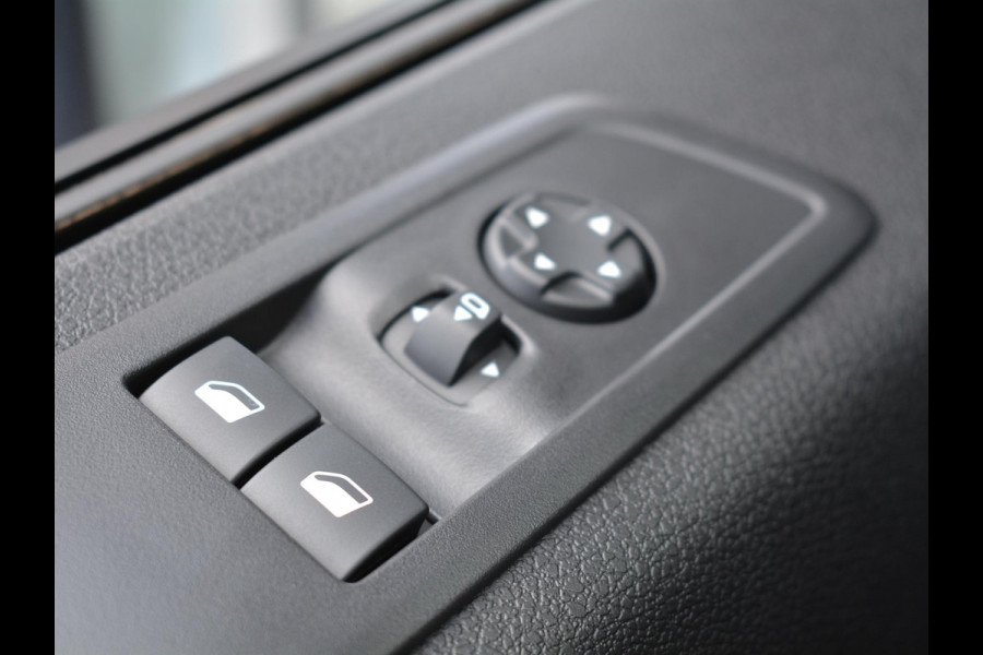Opel Vivaro Electric L2 75 kWh | 8 jaar garantie | Surround View Pakket | Geïsoleerde comfort scheidingswand met vaste ruit | 3 zitplaatsen