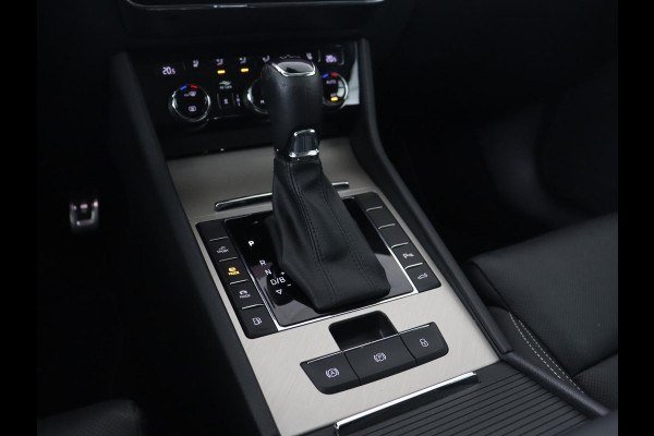 Škoda Superb 1.4 TSI iV Laurin & Klement | Panoramadak | Stoelventilatie | Leder | Camera | Trekhaak | Massage | Adaptive cruise | Virtual Cockpit | Canton Sound | Carplay | 19'' lichtmetalen velgen | PHEV