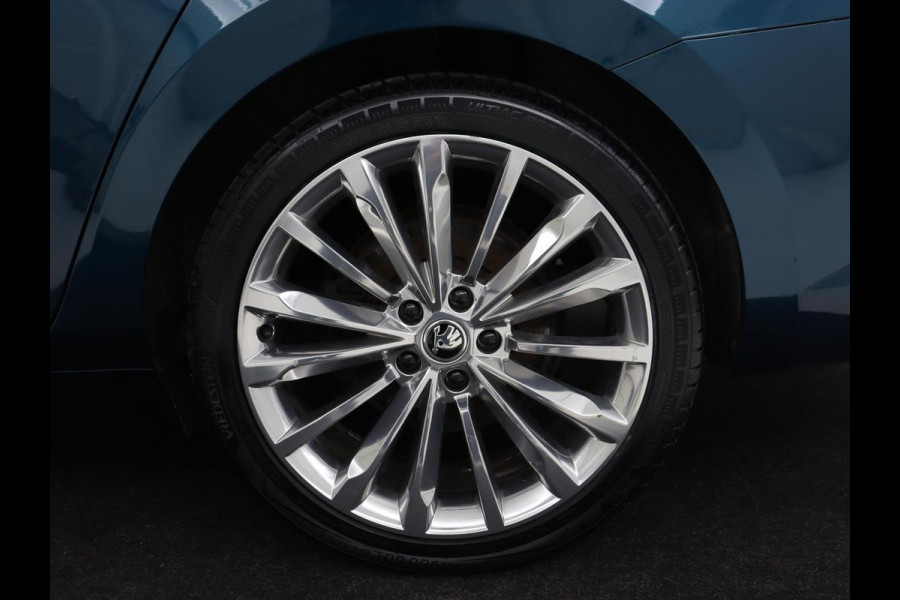 Škoda Superb 1.4 TSI iV Laurin & Klement | Panoramadak | Stoelventilatie | Leder | Camera | Trekhaak | Massage | Adaptive cruise | Virtual Cockpit | Canton Sound | Carplay | 19'' lichtmetalen velgen | PHEV