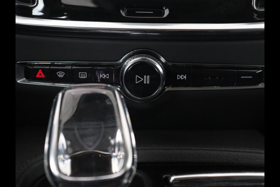 Volvo V60 2.0 T8 Recharge AWD Business Pro | Trekhaak | Leder | Carplay | Keyless | Navigatie | Climate control | Cruise control | Parkeerhulp | Full LED