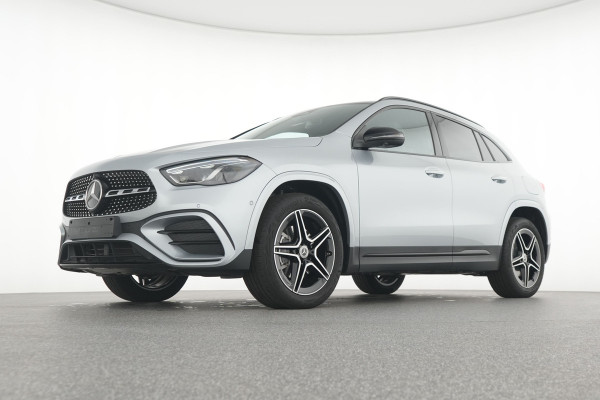 Mercedes-Benz GLA 250 e AMG Plug-In Hybride | AMG Line | Night Pakket | Sfeerverlichting | 360° camera | Stuur en Stoelverwarming | Multi Beam Led koplampen | Inclusief 24 maanden MB Certified garantie voor Europa.