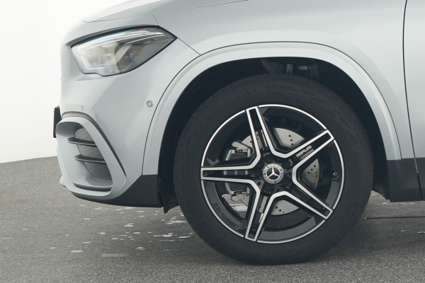 Mercedes-Benz GLA 250 e AMG Plug-In Hybride | AMG Line | Night Pakket | Sfeerverlichting | 360° camera | Stuur en Stoelverwarming | Multi Beam Led koplampen | Inclusief 24 maanden MB Certified garantie voor Europa.