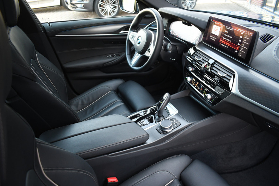 BMW 5 Serie Touring 530e xDrive M-Sport Pano ACC Comf-seat Trekh 360 H/K 20inch