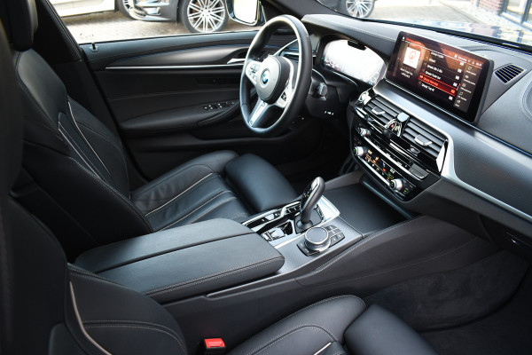 BMW 5 Serie Touring 530e xDrive M-Sport Pano ACC Comf-seat Trekh 360 H/K 20inch