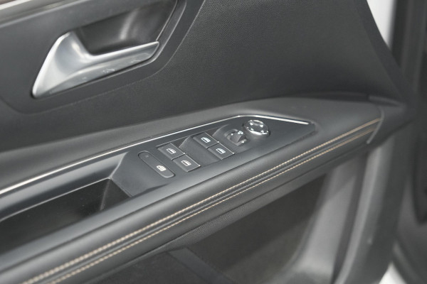 Peugeot 5008 PureTech 130 EAT8 GT Black Pack | Trekhaak | Panoramadak | 360 Camera | FOCAL® | Adaptieve Cruise Control