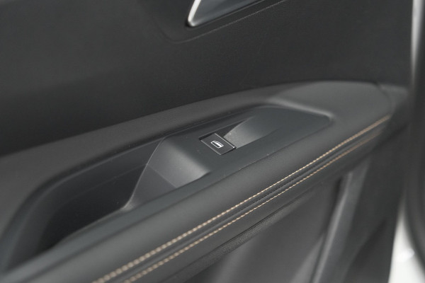 Peugeot 5008 PureTech 130 EAT8 GT Black Pack | Trekhaak | Panoramadak | 360 Camera | FOCAL® | Adaptieve Cruise Control