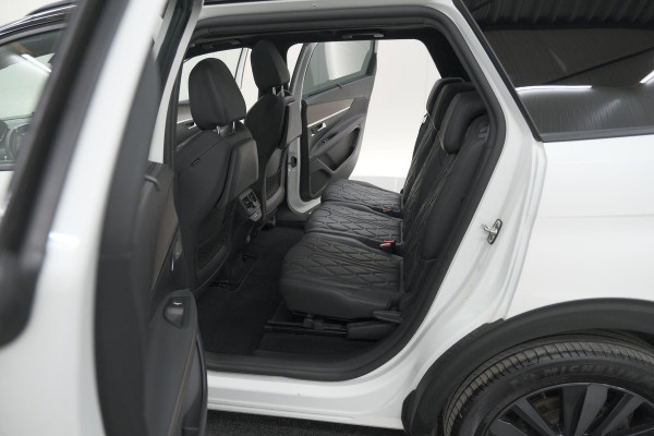 Peugeot 5008 PureTech 130 EAT8 GT Black Pack | Trekhaak | Panoramadak | 360 Camera | FOCAL® | Adaptieve Cruise Control