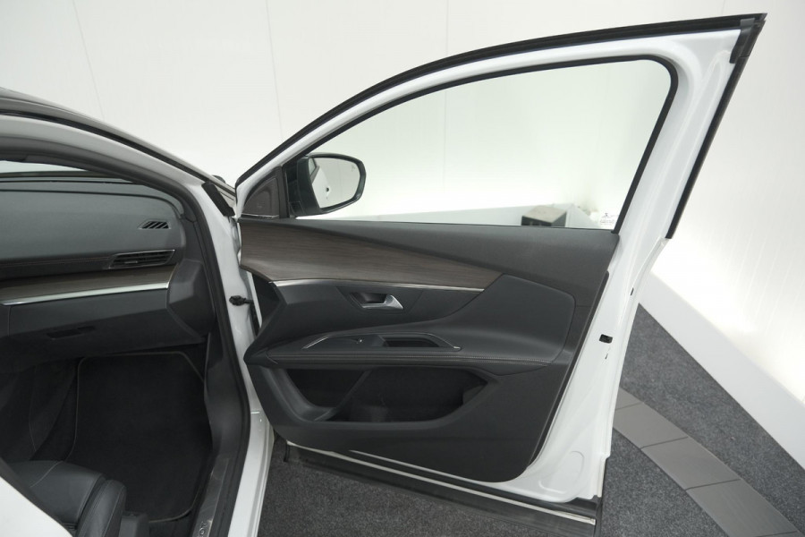 Peugeot 5008 PureTech 130 EAT8 GT Black Pack | Trekhaak | Panoramadak | 360 Camera | FOCAL® | Adaptieve Cruise Control