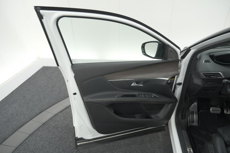 Peugeot 5008 PureTech 130 EAT8 GT Black Pack | Trekhaak | Panoramadak | 360 Camera | FOCAL® | Adaptieve Cruise Control