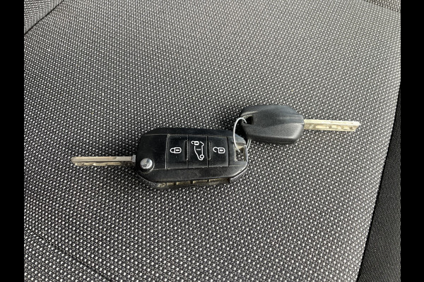Peugeot Expert 226C 1.6 BlueHDI 95 Pro automaat / vaste prijs rijklaar € 10.950 ex btw / lease vanaf € 242 / airco / cruise / trekhaak / parkeersensoren achter / euro 6