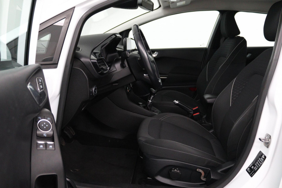Ford Fiesta 1.0 EcoBoost Titanium (PARKEERSENSOREN, ACHTERUITRIJCAMERA, CRUISE CONTROL, LANE-ASSIST, NL-AUTO)