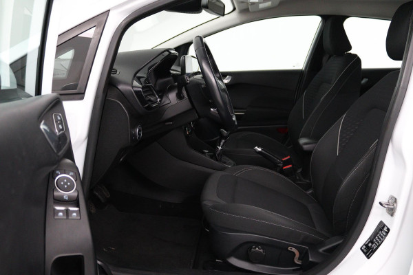 Ford Fiesta 1.0 EcoBoost Titanium (PARKEERSENSOREN, ACHTERUITRIJCAMERA, CRUISE CONTROL, LANE-ASSIST, NL-AUTO)