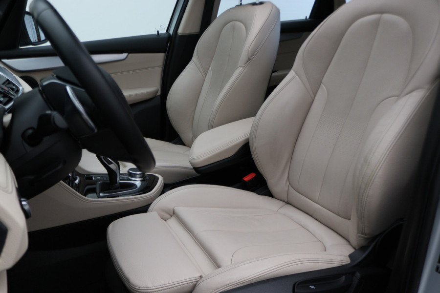BMW 2 Serie Active Tourer 220i High Executive Automaat Panoramadak, Leer, Head-Up, Camera, Navigatie, LED
