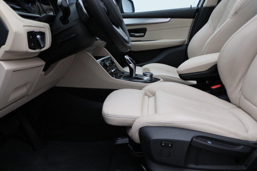 BMW 2 Serie Active Tourer 220i High Executive Automaat Panoramadak, Leer, Head-Up, Camera, Navigatie, LED