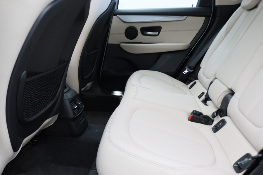 BMW 2 Serie Active Tourer 220i High Executive Automaat Panoramadak, Leer, Head-Up, Camera, Navigatie, LED