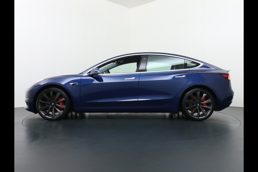 Tesla Model 3 Performance 513pk 3,4 sec 0-100 ! Long Range 20"lm FSD-computer 3 AutoPilot Carbon-Spoiler Premium-HiFi Pano.dak Camera Leer Ada Navigatiesysteem full map LED-a+v Comfortstoel(en) ACC Dual-ECC DAB Voorverwarmen interieur via App Keyless via Telefoonsleutel One-Pedal-Drive 4wd Rode Remklauwen Carbon-Spoiler Premium Audio Veel grip door 4WD vierwielaandrijving.  Origineel Nederlandse auto ! nieuwprijs euro 65.680 euro Accu garantie 23-12-2027
