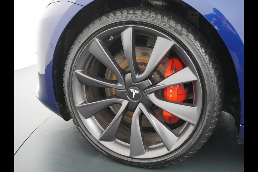 Tesla Model 3 Performance 513pk 3,4 sec 0-100 ! Long Range 20"lm FSD-computer 3 AutoPilot Carbon-Spoiler Premium-HiFi Pano.dak Camera Leer Ada Navigatiesysteem full map LED-a+v Comfortstoel(en) ACC Dual-ECC DAB Voorverwarmen interieur via App Keyless via Telefoonsleutel One-Pedal-Drive 4wd Rode Remklauwen Carbon-Spoiler Premium Audio Veel grip door 4WD vierwielaandrijving.  Origineel Nederlandse auto ! nieuwprijs euro 65.680 euro Accu garantie 23-12-2027