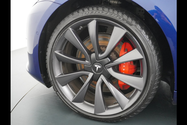 Tesla Model 3 Performance 513pk 3,4 sec 0-100 ! Long Range 20"lm FSD-computer 3 AutoPilot Carbon-Spoiler Premium-HiFi Pano.dak Camera Leer Ada Navigatiesysteem full map LED-a+v Comfortstoel(en) ACC Dual-ECC DAB Voorverwarmen interieur via App Keyless via Telefoonsleutel One-Pedal-Drive 4wd Rode Remklauwen Carbon-Spoiler Premium Audio Veel grip door 4WD vierwielaandrijving.  Origineel Nederlandse auto ! nieuwprijs euro 65.680 euro Accu garantie 23-12-2027