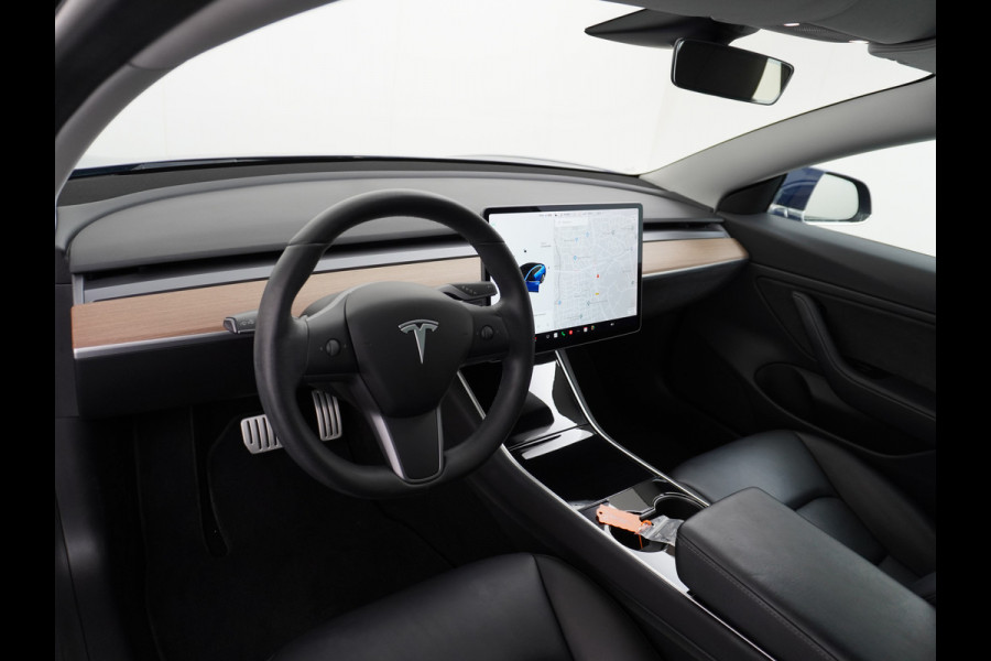 Tesla Model 3 Performance 513pk 3,4 sec 0-100 ! Long Range 20"lm FSD-computer 3 AutoPilot Carbon-Spoiler Premium-HiFi Pano.dak Camera Leer Ada Navigatiesysteem full map LED-a+v Comfortstoel(en) ACC Dual-ECC DAB Voorverwarmen interieur via App Keyless via Telefoonsleutel One-Pedal-Drive 4wd Rode Remklauwen Carbon-Spoiler Premium Audio Veel grip door 4WD vierwielaandrijving.  Origineel Nederlandse auto ! nieuwprijs euro 65.680 euro Accu garantie 23-12-2027