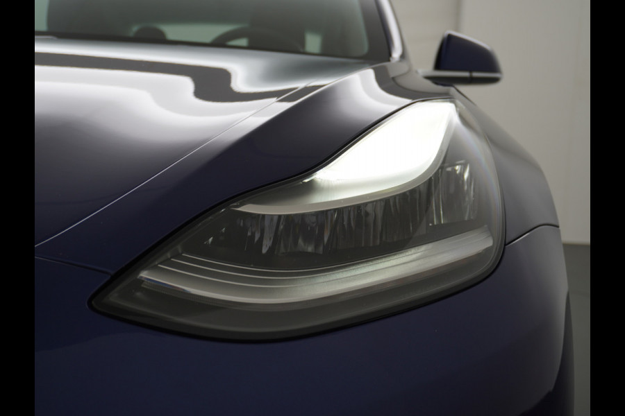 Tesla Model 3 Performance 513pk 3,4 sec 0-100 ! Long Range 20"lm FSD-computer 3 AutoPilot Carbon-Spoiler Premium-HiFi Pano.dak Camera Leer Ada Navigatiesysteem full map LED-a+v Comfortstoel(en) ACC Dual-ECC DAB Voorverwarmen interieur via App Keyless via Telefoonsleutel One-Pedal-Drive 4wd Rode Remklauwen Carbon-Spoiler Premium Audio Veel grip door 4WD vierwielaandrijving.  Origineel Nederlandse auto ! nieuwprijs euro 65.680 euro Accu garantie 23-12-2027