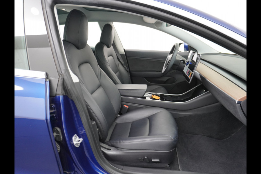 Tesla Model 3 Performance 513pk 3,4 sec 0-100 ! Long Range 20"lm FSD-computer 3 AutoPilot Carbon-Spoiler Premium-HiFi Pano.dak Camera Leer Ada Navigatiesysteem full map LED-a+v Comfortstoel(en) ACC Dual-ECC DAB Voorverwarmen interieur via App Keyless via Telefoonsleutel One-Pedal-Drive 4wd Rode Remklauwen Carbon-Spoiler Premium Audio Veel grip door 4WD vierwielaandrijving.  Origineel Nederlandse auto ! nieuwprijs euro 65.680 euro Accu garantie 23-12-2027
