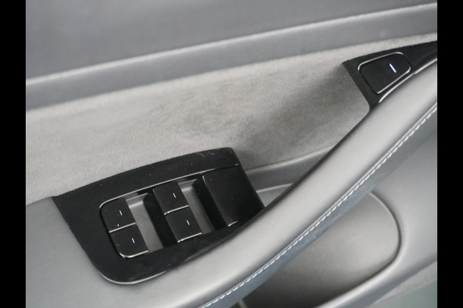 Tesla Model 3 Performance 513pk 3,4 sec 0-100 ! Long Range 20"lm FSD-computer 3 AutoPilot Carbon-Spoiler Premium-HiFi Pano.dak Camera Leer Ada Navigatiesysteem full map LED-a+v Comfortstoel(en) ACC Dual-ECC DAB Voorverwarmen interieur via App Keyless via Telefoonsleutel One-Pedal-Drive 4wd Rode Remklauwen Carbon-Spoiler Premium Audio Veel grip door 4WD vierwielaandrijving.  Origineel Nederlandse auto ! nieuwprijs euro 65.680 euro Accu garantie 23-12-2027