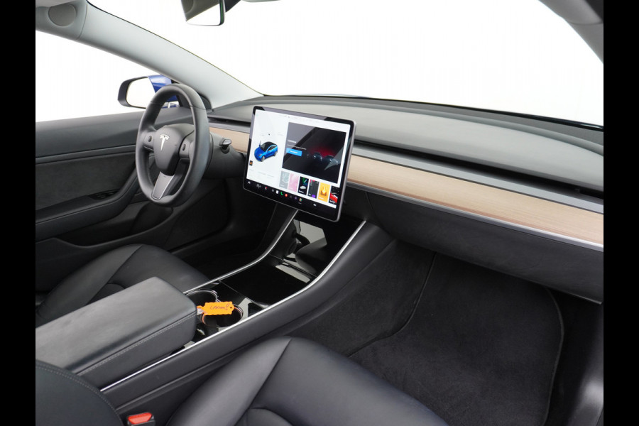 Tesla Model 3 Performance 513pk 3,4 sec 0-100 ! Long Range 20"lm FSD-computer 3 AutoPilot Carbon-Spoiler Premium-HiFi Pano.dak Camera Leer Ada Navigatiesysteem full map LED-a+v Comfortstoel(en) ACC Dual-ECC DAB Voorverwarmen interieur via App Keyless via Telefoonsleutel One-Pedal-Drive 4wd Rode Remklauwen Carbon-Spoiler Premium Audio Veel grip door 4WD vierwielaandrijving.  Origineel Nederlandse auto ! nieuwprijs euro 65.680 euro Accu garantie 23-12-2027
