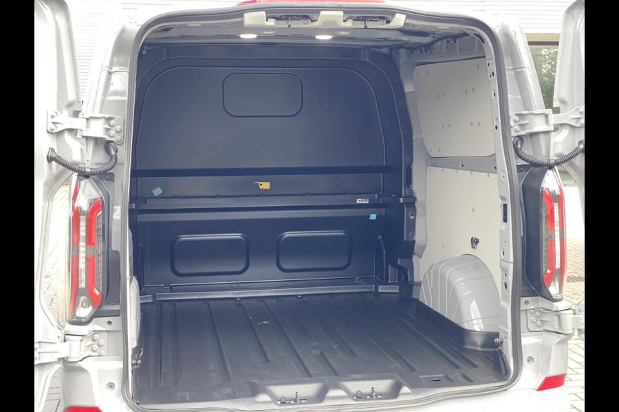 Ford Transit Custom 320 2.5 PHEV L2H1 Sport DC 233pk | | Zuid | Dubbele Cabine | Dubbele zijschuifdeur | Inklapbare trekhaak | 19 inch lichtmetalen Sport velgen (mat zwart) | Verwarmbaar stuurwiel | Navigatie systeem