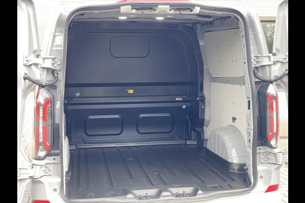 Ford Transit Custom 320 2.5 PHEV L2H1 Sport DC 233pk | | Zuid | Dubbele Cabine | Dubbele zijschuifdeur | Inklapbare trekhaak | 19 inch lichtmetalen Sport velgen (mat zwart) | Verwarmbaar stuurwiel | Navigatie systeem